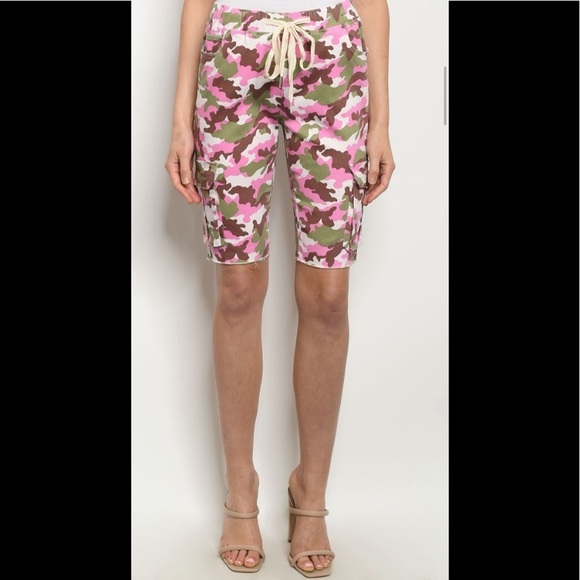 Last pair large❤️2 for $40❤️pink camo cargo shorts - Picture 4 of 9